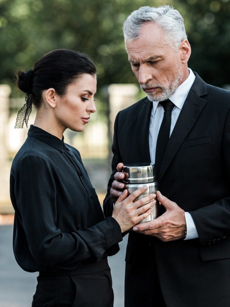 senior-man-and-attractive-woman-holding-mortuary-urn-e1636771781202.jpg